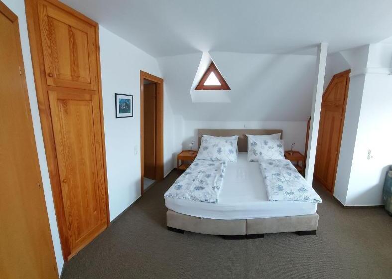 スタンダードルーム, Emil Porta