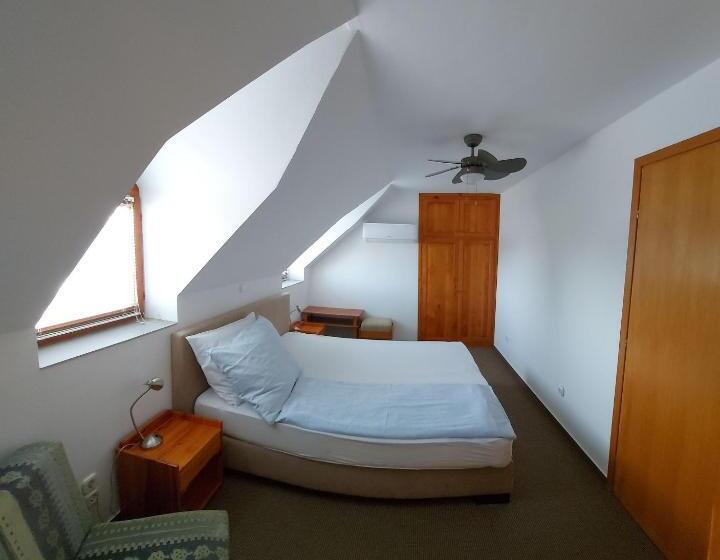 スタンダードルーム, Emil Porta