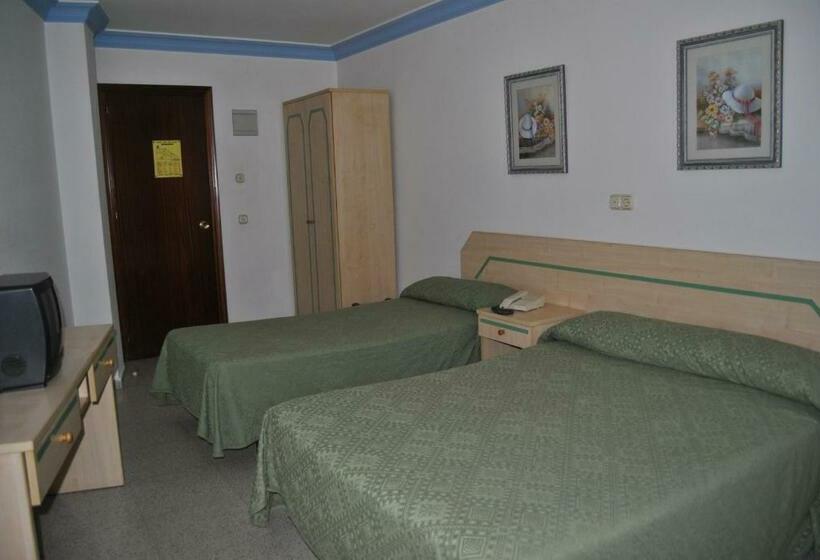 Номер Стандарт Трехместный, Hostal Blumen