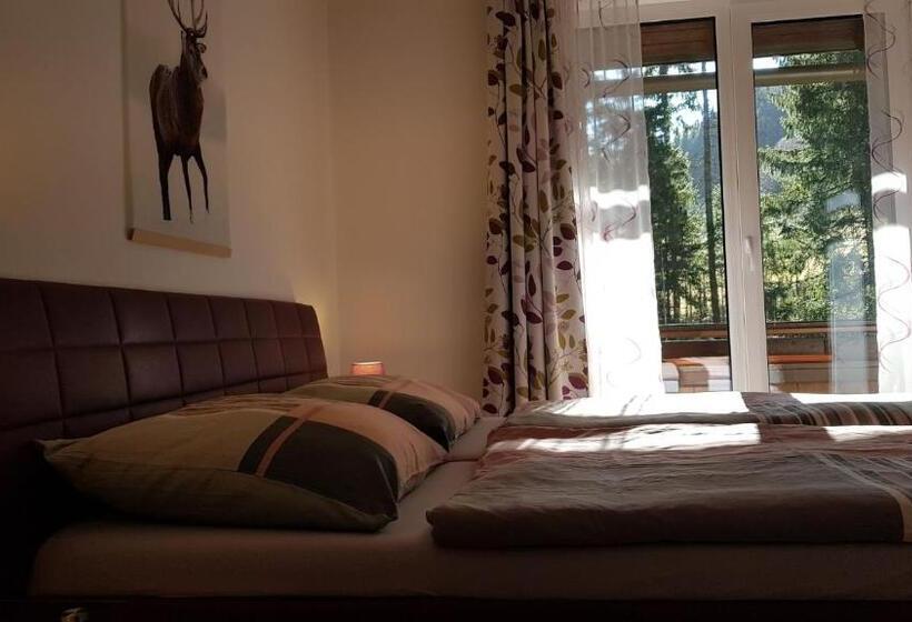 חדר לארבעה סטנדרטי עם מרפסת, Pension Almhof