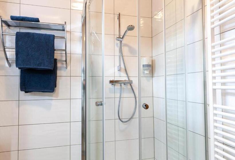 חדר משפחתי, Pension Almhof