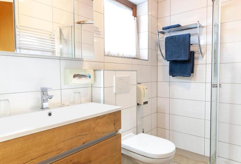 חדר משפחתי, Pension Almhof