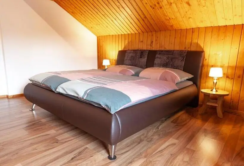 Camera Familiare, Pension Almhof
