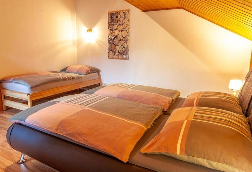 חדר משפחתי, Pension Almhof