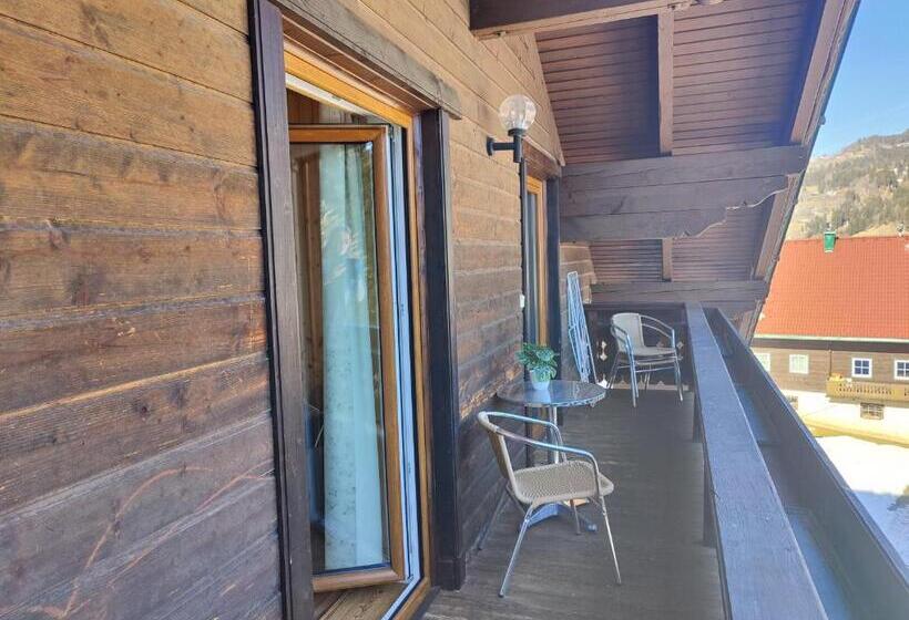 חדר משפחתי, Pension Almhof