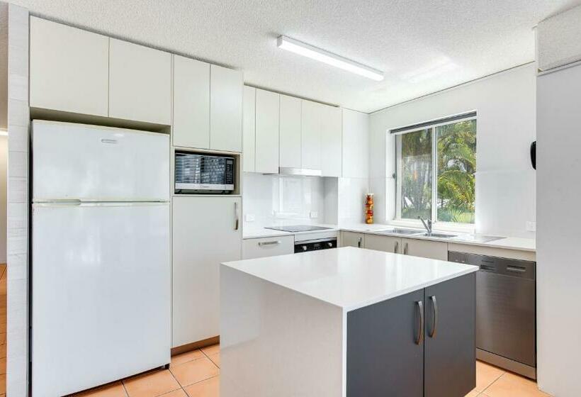 דירת שלושה חדרים, Coral Sea Apartments