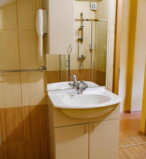 דירת חדר נוף לים, Complex Maxim