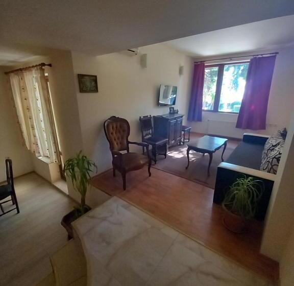 דירת חדר נוף לים, Complex Maxim