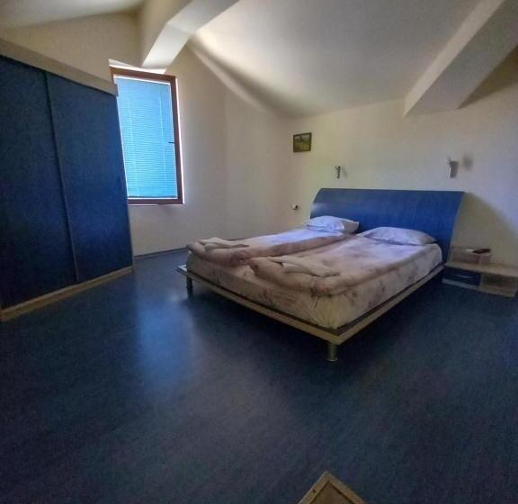 דירת חדר נוף לים, Complex Maxim