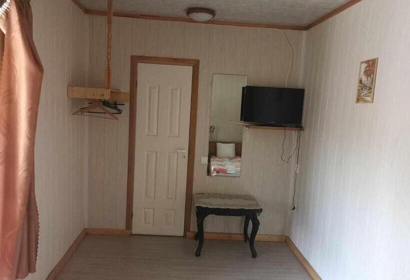 اتاق خانوادگی با چشم‌انداز باغ, Griežto 5