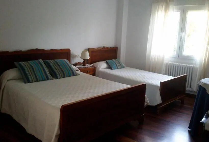 バスルーム共有のトリプルスタンダード, Hostal Pumar