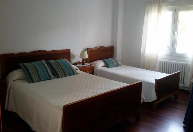 バスルーム共有のトリプルスタンダード, Hostal Pumar