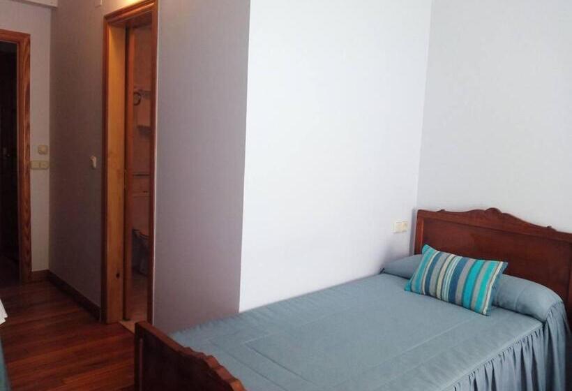 غرفة قياسية ثلاثية, Hostal Pumar