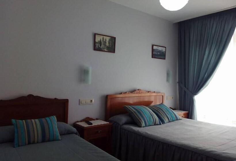 غرفة قياسية ثلاثية, Hostal Pumar