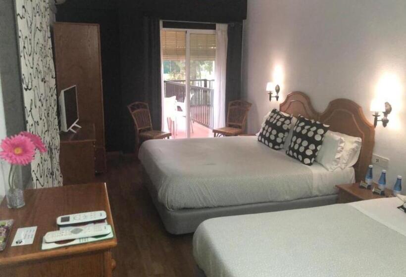 Номер Стандарт Трехместный, Hostal Victoria