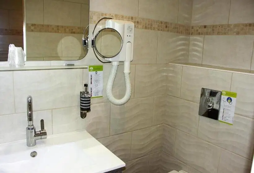 Standard Triple Room, Hôtel La Bonne Auberge