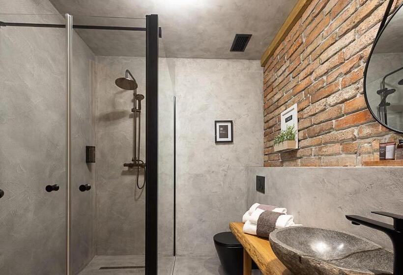 غرفة كومفورت, Mclimon