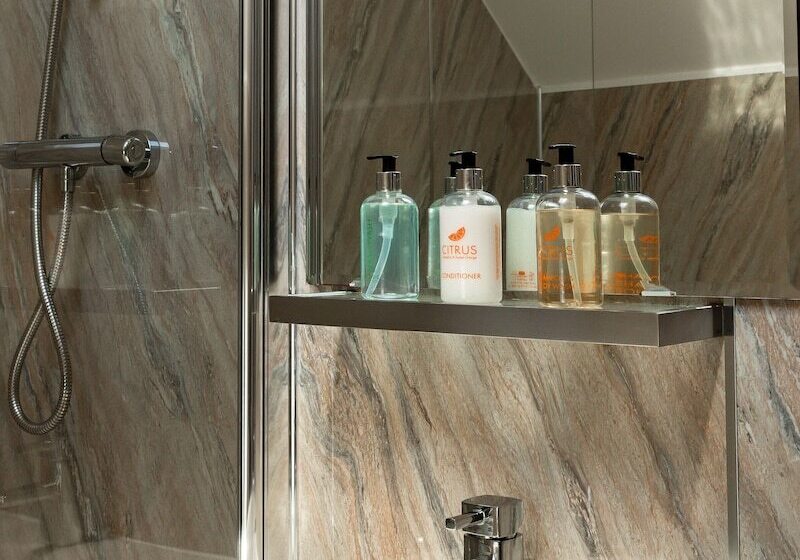 패밀리 룸, The Waterfront