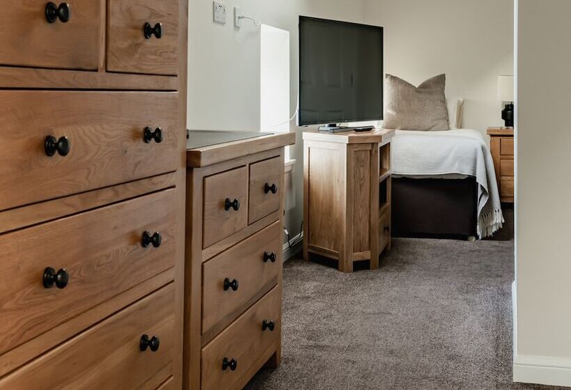 패밀리 룸, The Waterfront