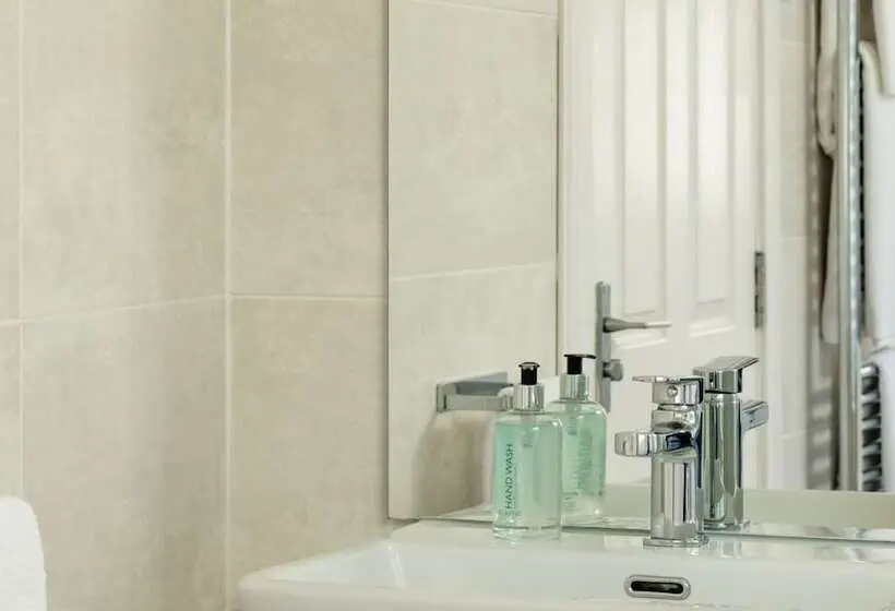 スタンダードルーム, The Waterfront