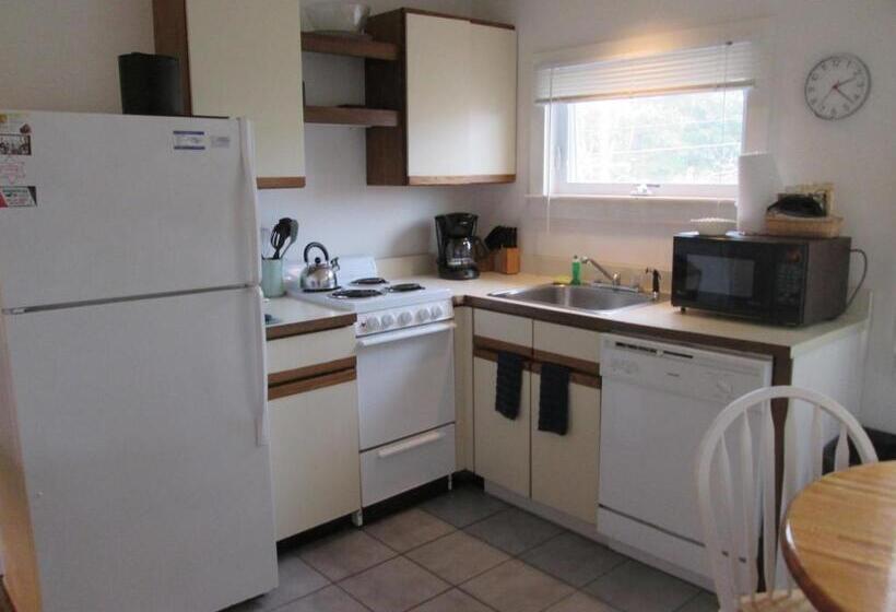 شقة غرفة واحدة, Eastwood At Provincetown