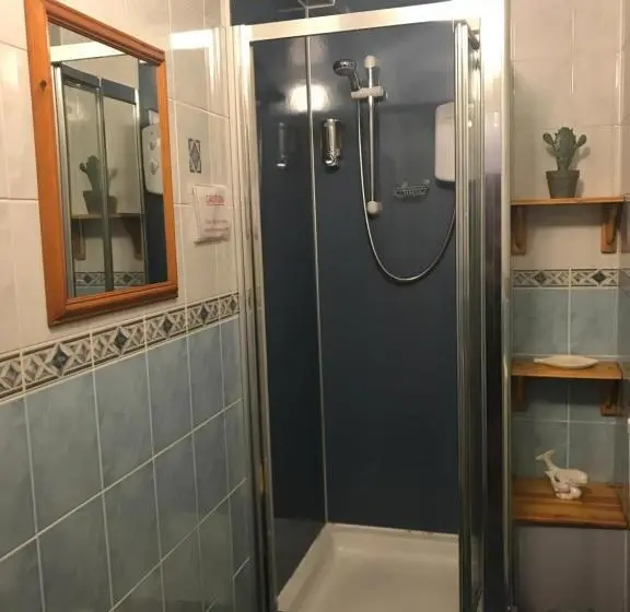 Standard Yhden Hengen Huone Jaettu Kylpyhuone, Cornerways Guest House