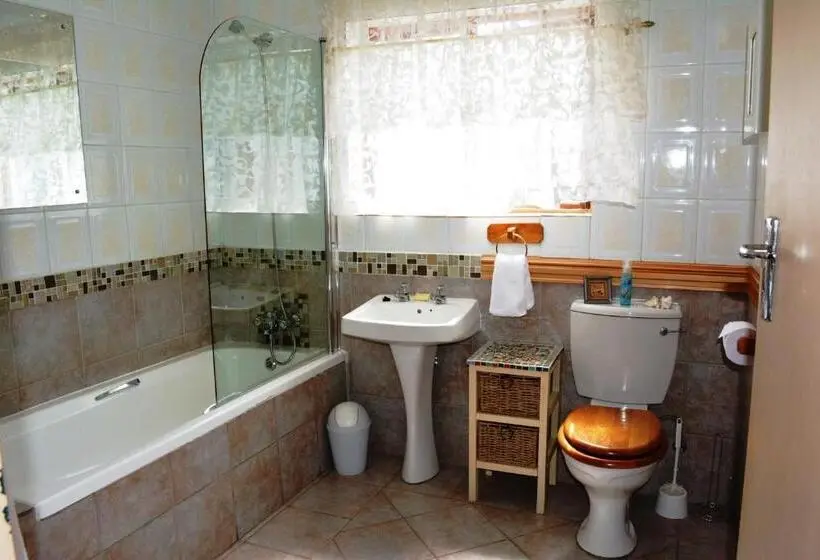 اتاق اجرایی, Le Chateau Guest House And Conference Centre