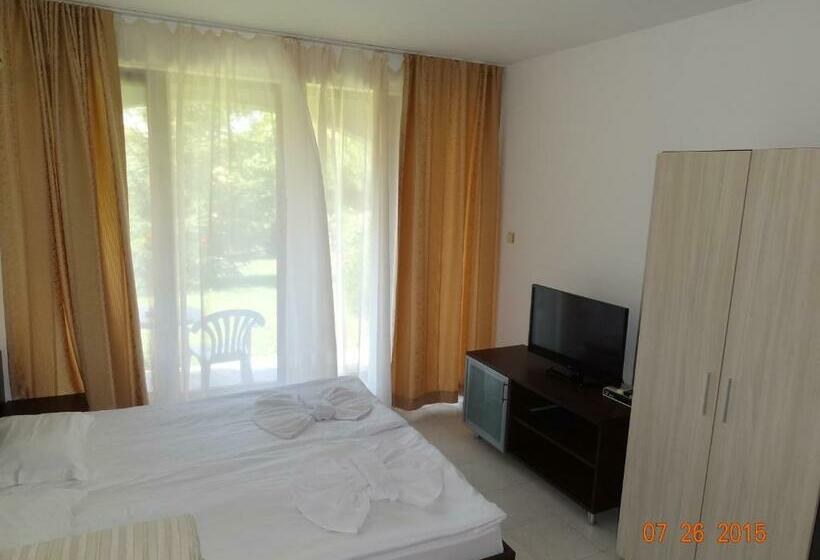 استودیوی استاندارد, Triumph Holiday Village