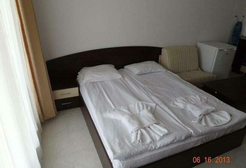 标准工作室, Triumph Holiday Village