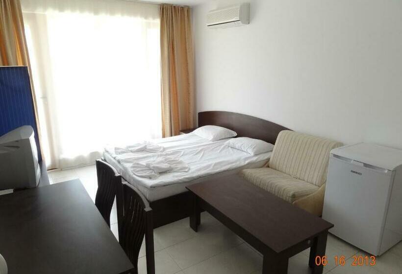 标准工作室, Triumph Holiday Village