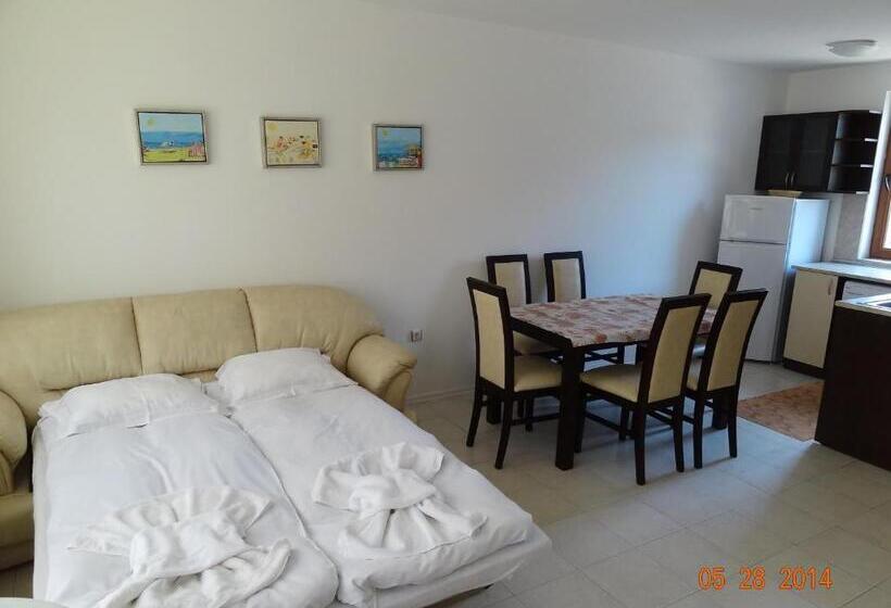 ویلای 2 خوابه, Triumph Holiday Village
