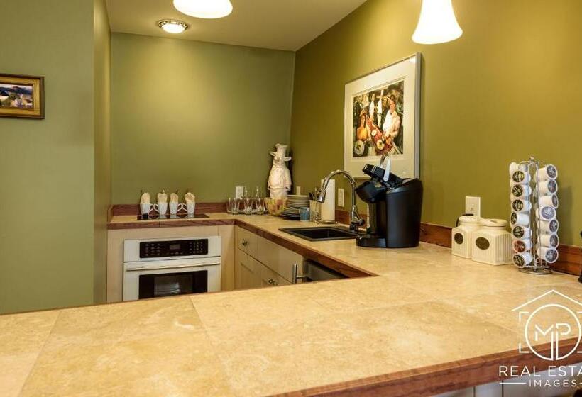 جناح سرير كينج, Bouchard Restaurant & Inn