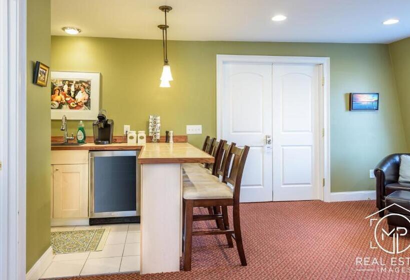 جناح سرير كينج, Bouchard Restaurant & Inn