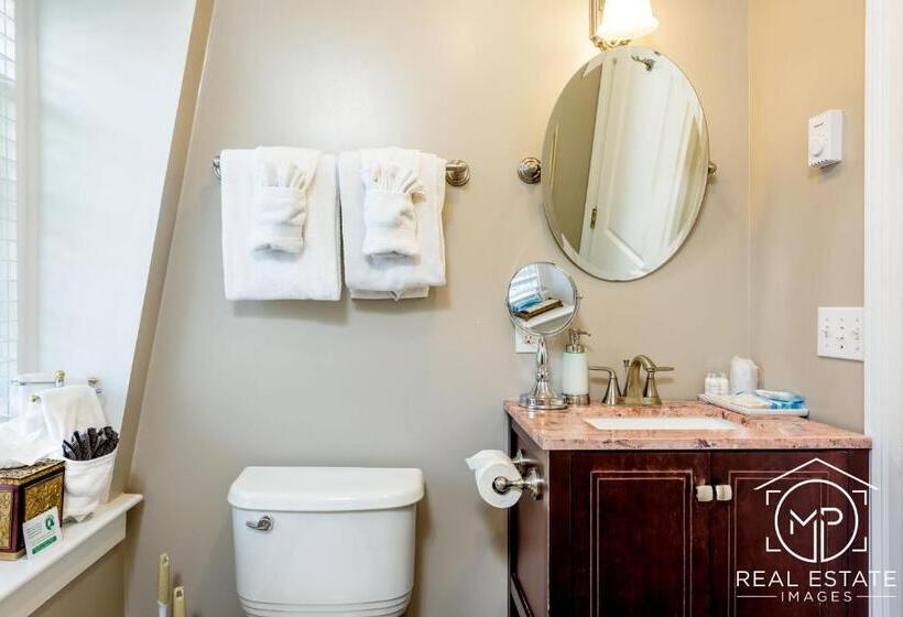 جناح سرير كينج, Bouchard Restaurant & Inn