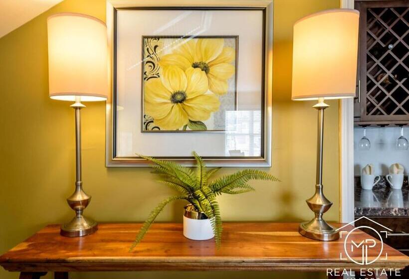 شقة غرفتين, Bouchard Restaurant & Inn