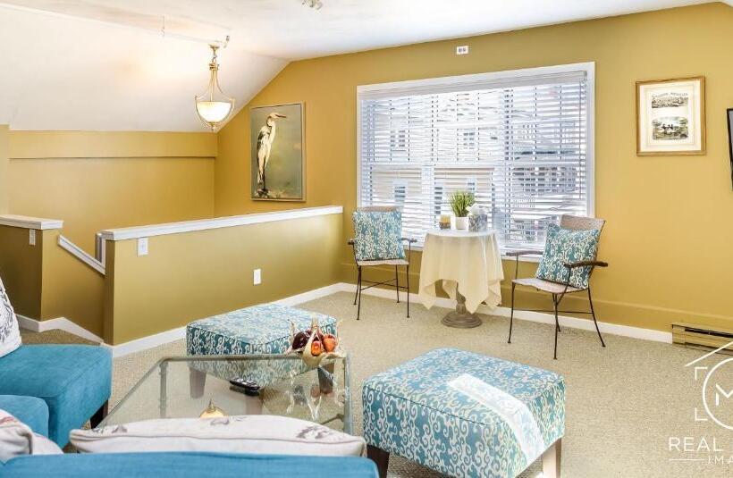 شقة غرفتين, Bouchard Restaurant & Inn