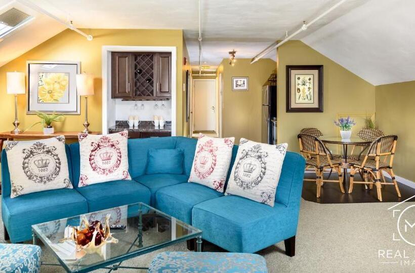 شقة غرفتين, Bouchard Restaurant & Inn