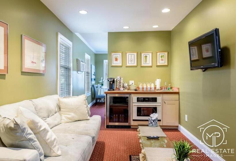 إستوديو قياسى سرير كينج, Bouchard Restaurant & Inn