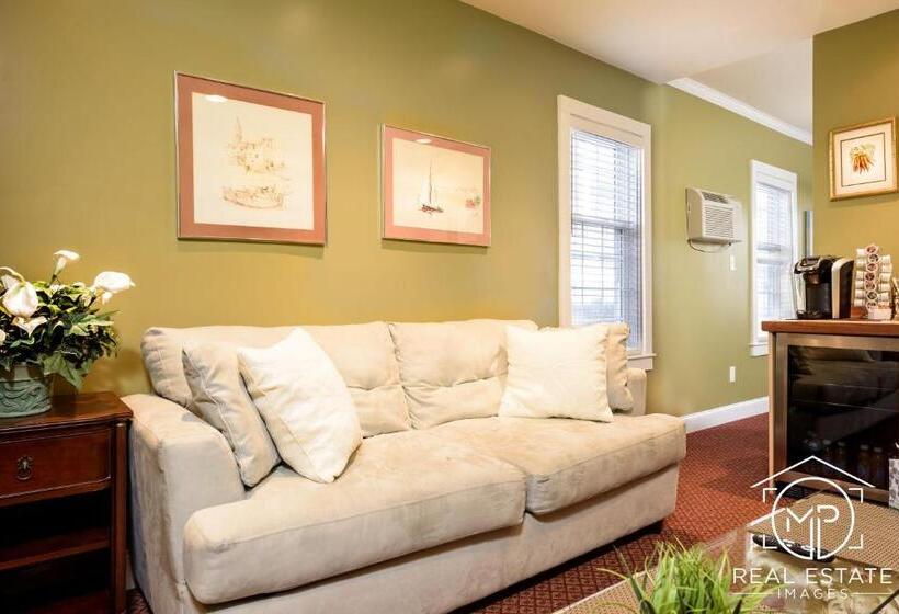 إستوديو قياسى سرير كينج, Bouchard Restaurant & Inn