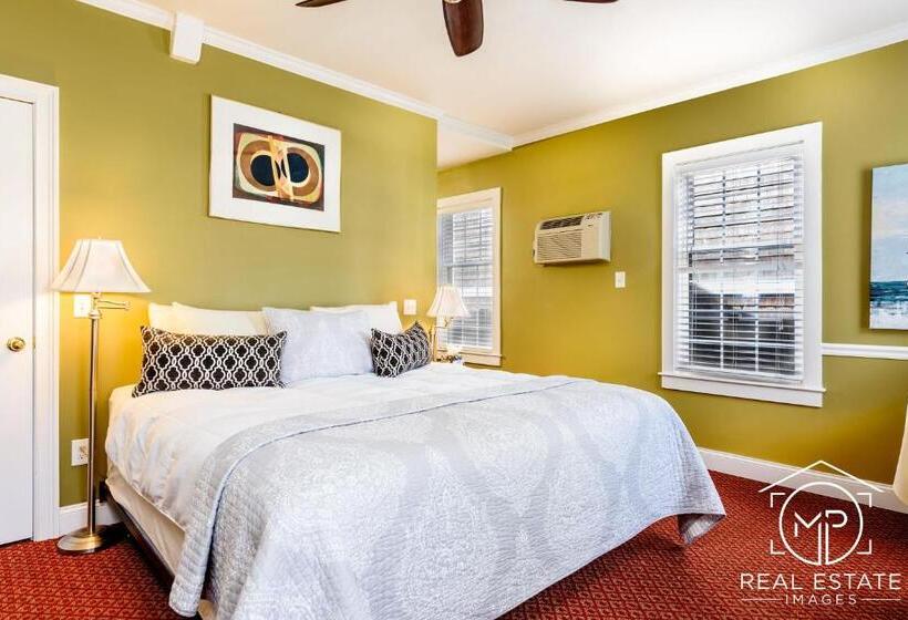 إستوديو قياسى سرير كينج, Bouchard Restaurant & Inn