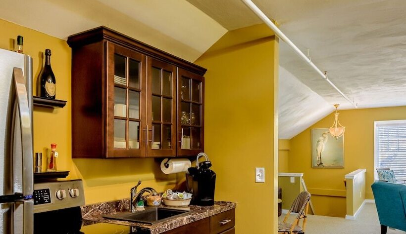 شقة غرفتين, Bouchard Restaurant & Inn