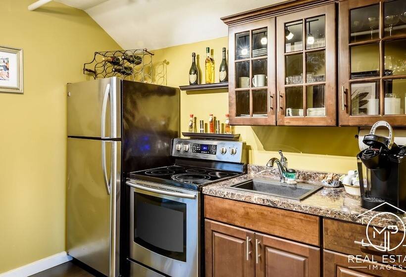 شقة غرفتين, Bouchard Restaurant & Inn