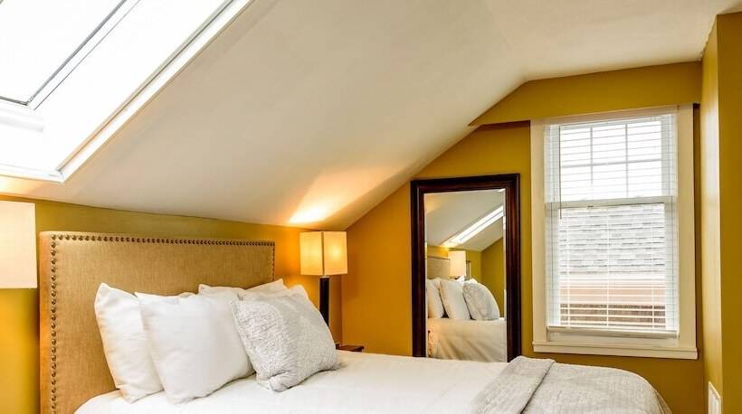 شقة غرفتين, Bouchard Restaurant & Inn