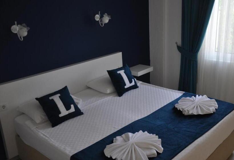 جناح عائلي, Lacivert Boutique