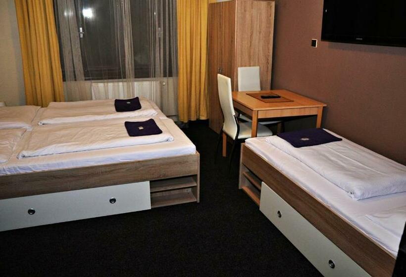 غرفة كلاسيكية ثلاثية, Pension Plestil