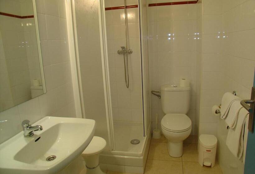 Quarto Triplo Estandar, Hostal Adarnius