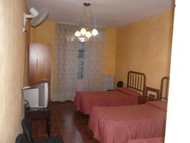 スタンダードトリプルルーム, Hostal Adarnius