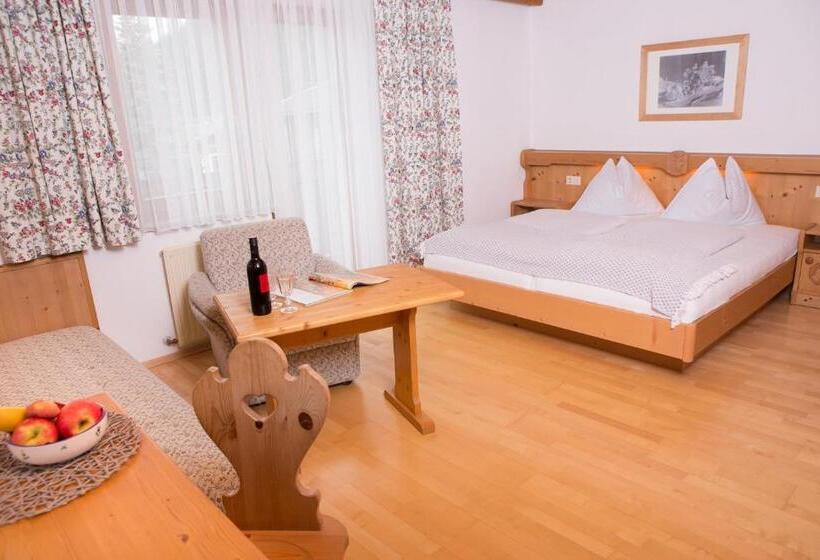 חדר סטנדרט לשלושה עם מרפסת, Landhaus Huber