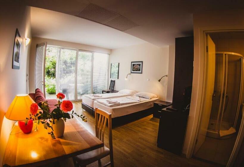 استودیوی استاندارد اینتریور, Oaza Inn