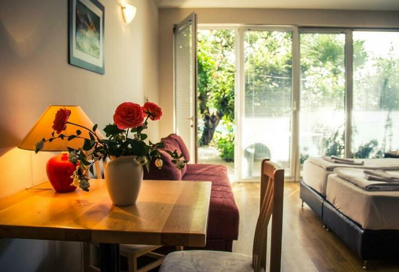 استودیوی استاندارد اینتریور, Oaza Inn